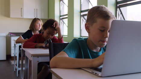 Niño-Con-Discapacidad-Física-Usando-Una-Computadora-Portátil-En-La-Clase