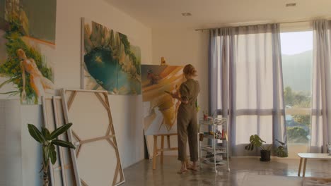 artista pintando en un estudio en casa