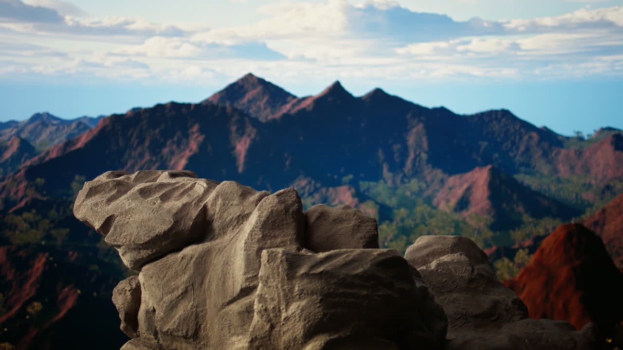 경치 좋은 산책길 이 인상적 인 바위 전망대 로 이어집니다.