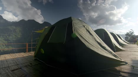 acampar en las montañas.