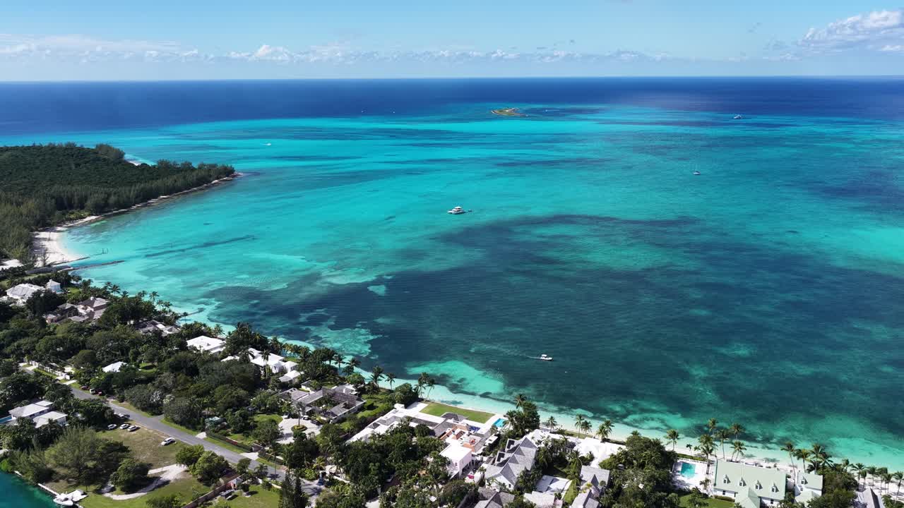 Bahamas skyline vid Nassau i New Providence Bahamas. Fantastiskt stadslandskap. Strandlandskap. Höghus. Bahamas skyline i Nassau i New Providence Bahamas. Karibisk bakgrund