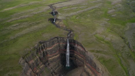 toma aérea de un paisaje impresionante con la famosa gran cascada hengifoss en islandia