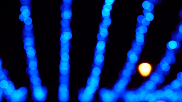 Luminarie festive in strada di notte, luci della città sfocate con effetto bokeh