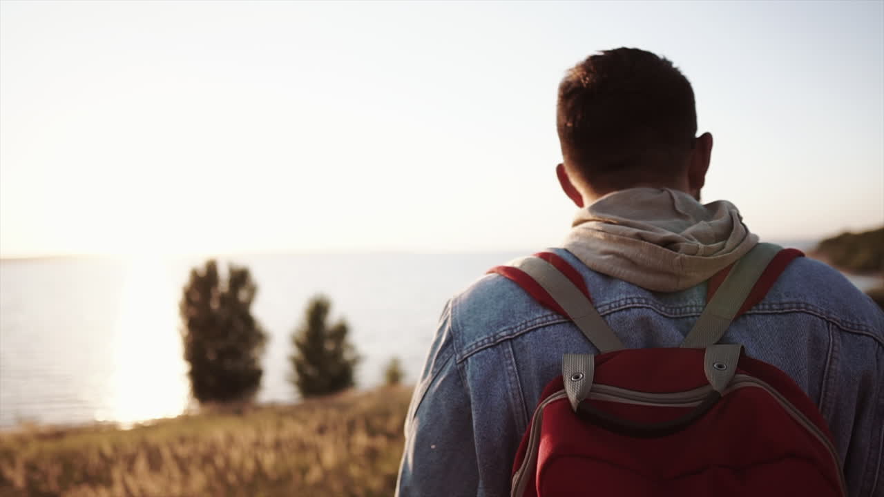 해가 지면 호수 에서 산책 하는 남자