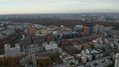 Muy-Por-Encima-De-Los-Edificios-De-Oficinas-Del-Horizonte-De-Berlín-En-Potsdamer-Platz-En-Otoño,-Gran-Angular-Aéreo-Hacia-Adelante-En-Berlín,-Alemania