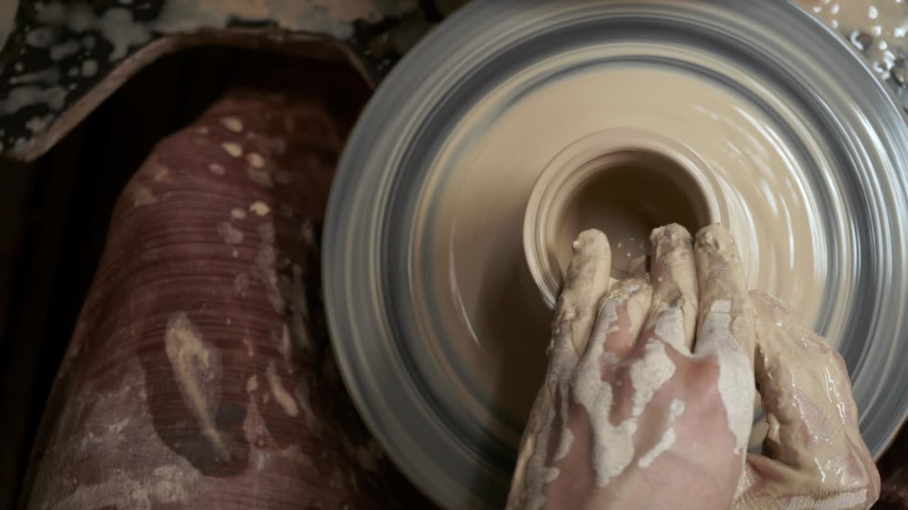 도자기는 진으로 잔을 만든다. 도자기는 도자기 바에 잔을 만들었다.