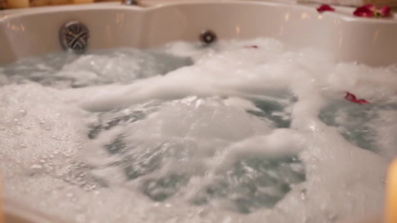 Un'esperienza spa rilassante: serenità beatamente goduta in una vasca idromassaggio gorgogliante, circondata da soffusa luce di candele e petali di rosa per la massima tranquillità