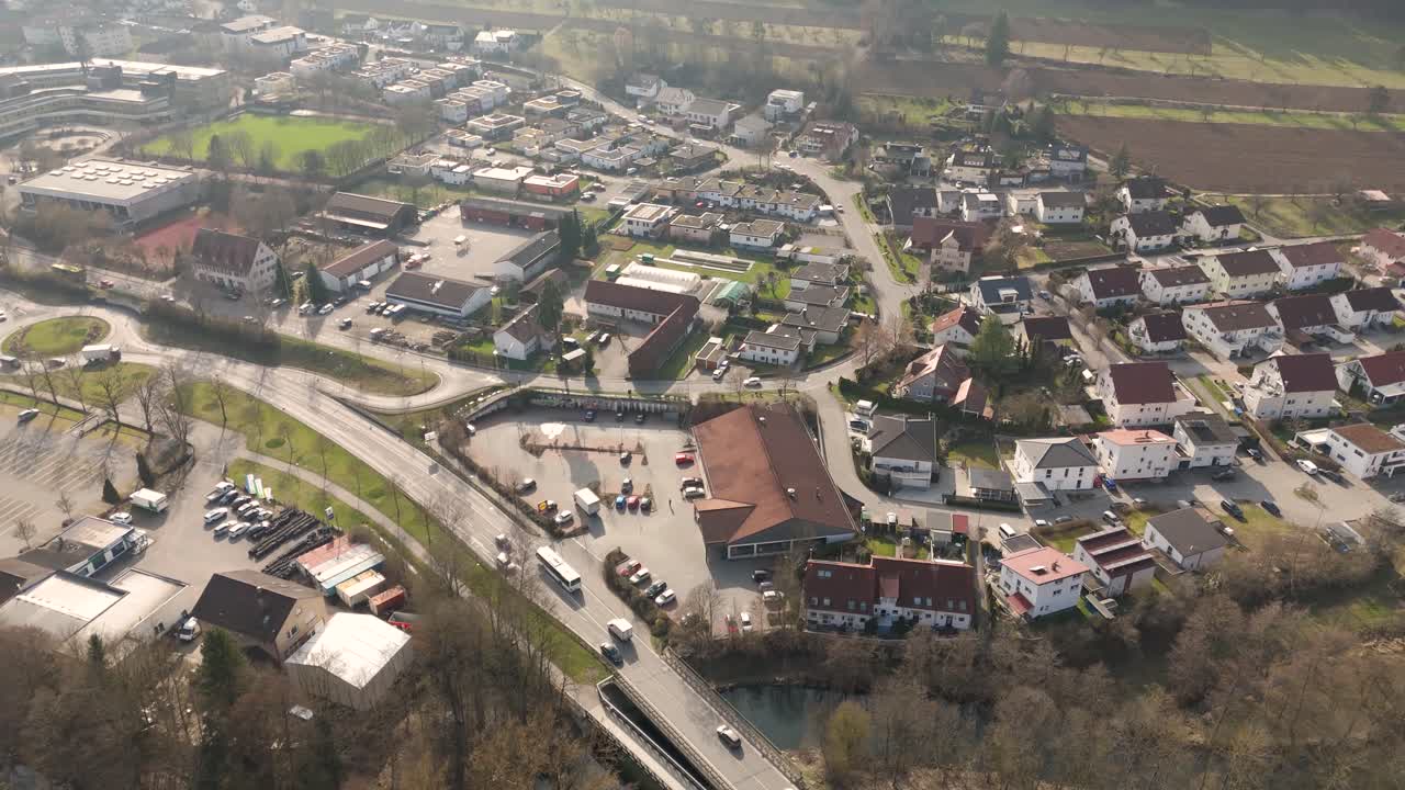 Città di Nagold con case e rete stradale, fiume Nagold, area rurale sveva, Germania meridionale.