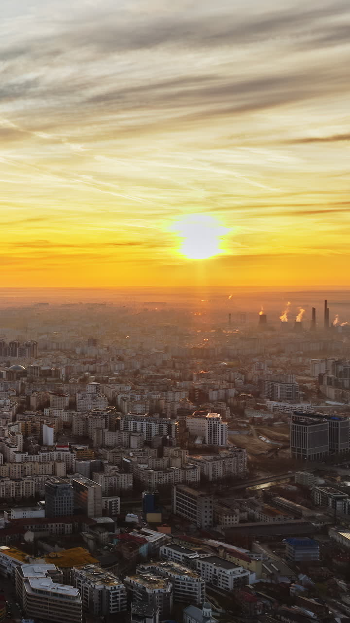 Vista aérea vertical de drone da cidade de Bucareste ao pôr do sol. Tráfego em movimento. Romênia