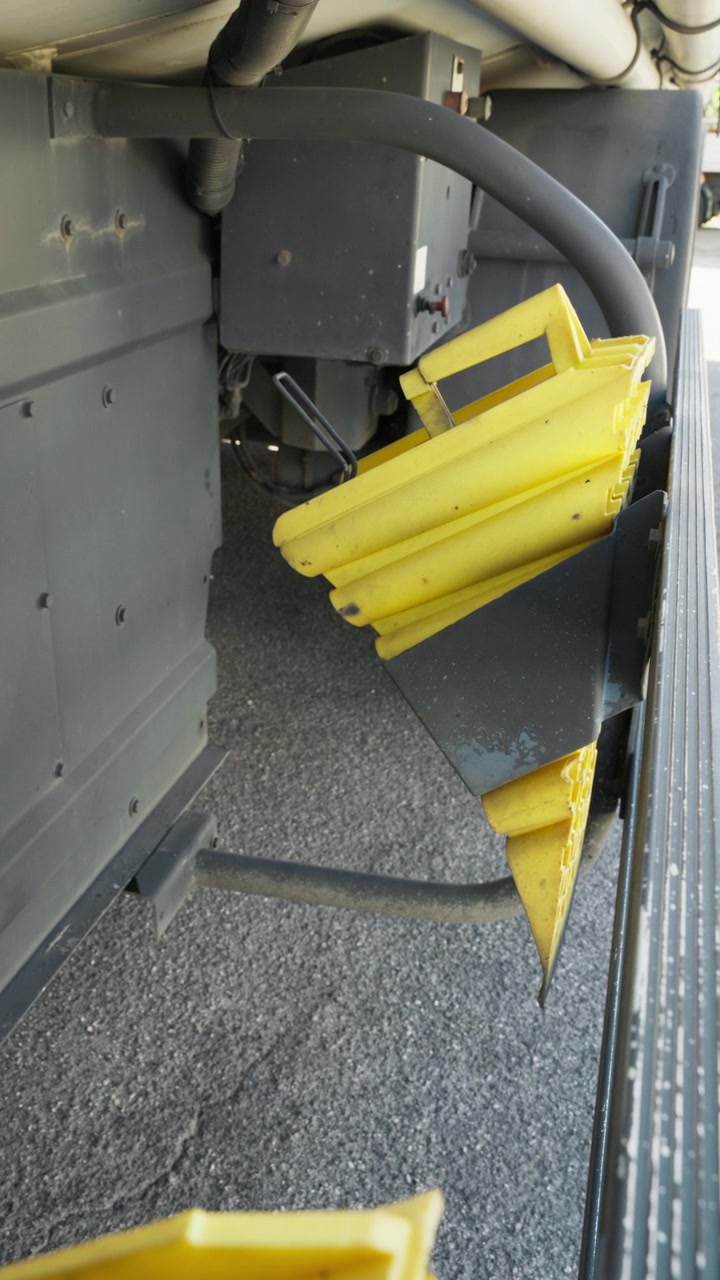 Detail wheel chocks for trucks