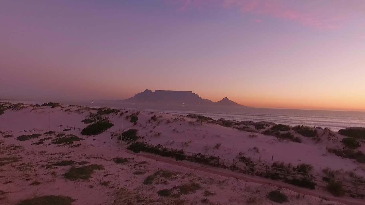 la montaña de la mesa se ve al atardecer desde la costa de bloubergstrand en ciudad del cabo sudáfrica