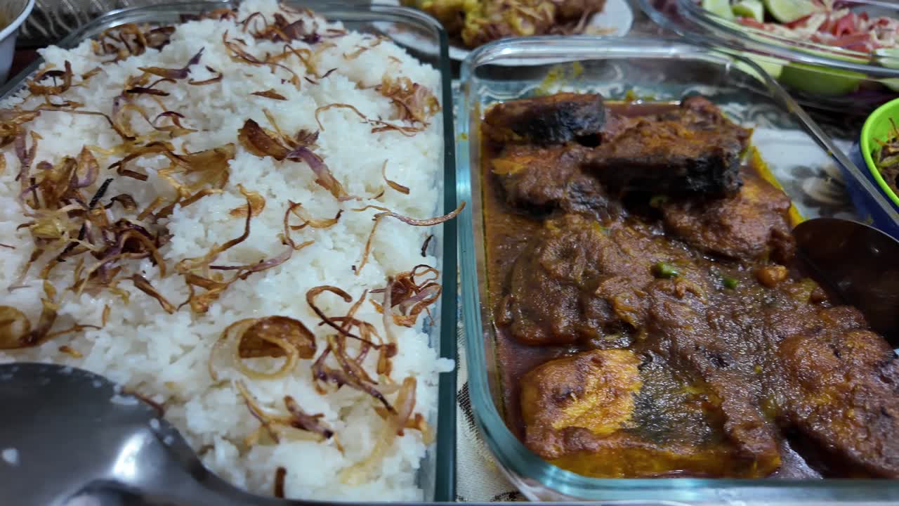 Delicious Fish Curry and Rice with Fried Onions