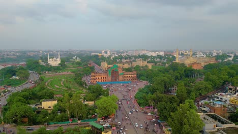 Husainabad-Uhrturm-Und-Bada-Imambara-Indien-Architekturansicht-Von-Der-Drohne