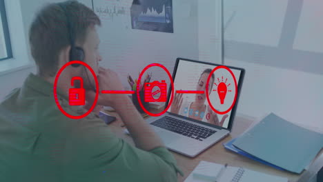 animación de iconos en línea sobre hombre caucásico usando auriculares de teléfono y computadora portátil