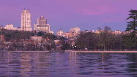 Sunset-in-Casa-de-Campo-Lake,-Madrid-reflection-at-sunset