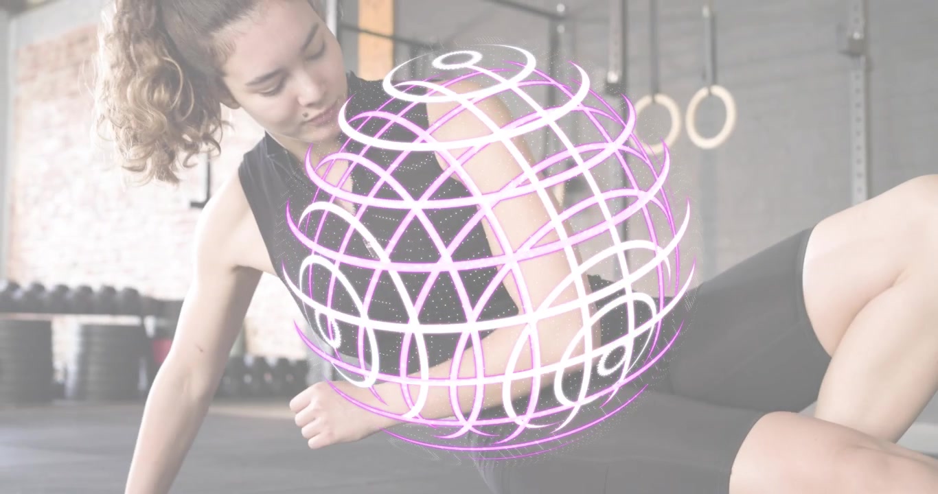 Entusiasta del fitness colocando un rodillo de espuma bajo la cadera y rodando el muslo exterior para la liberación muscular en el gimnasio.