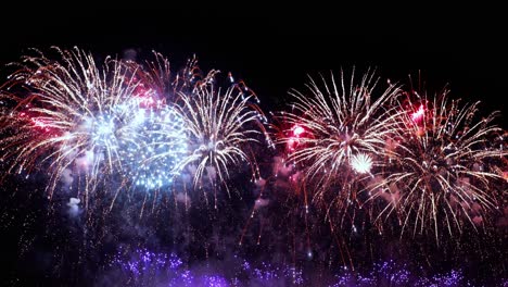 coloridos fuegos artificiales explotando en el cielo nocturno. celebraciones y eventos en colores brillantes.