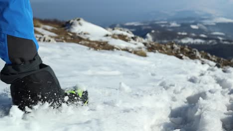 Pies-Caminando-En-Nieve-Profunda-Rodados-En-Pasos-De-Caminante