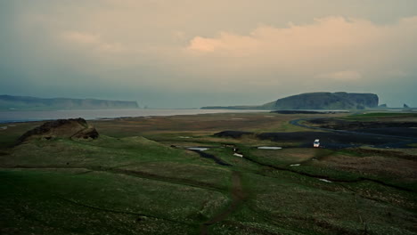 Vista-Pintoresca-Del-Paisaje-Islandés-Al-Atardecer-Desde-Un-Punto-De-Vista-Alto