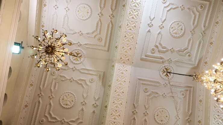 Decorazioni e disegni artistici sul soffitto all'interno della chiesa - inquadratura dal basso