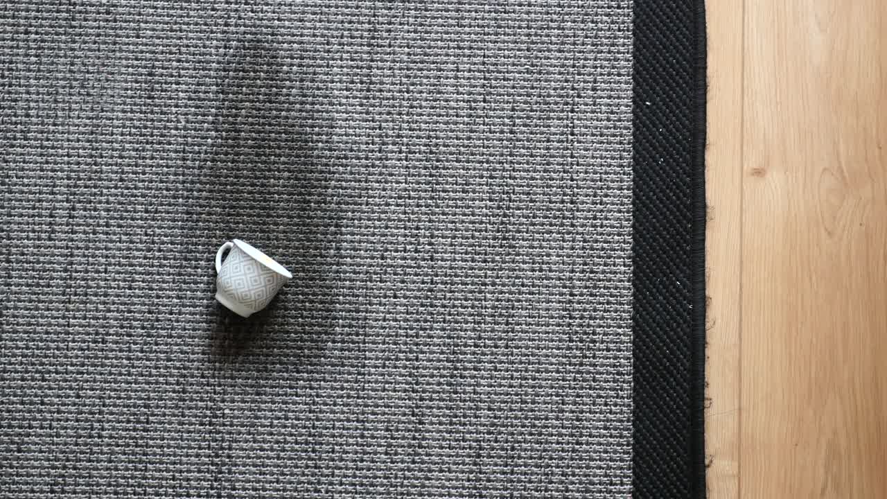 Piccola tazza di porcellana su tappeto grigio