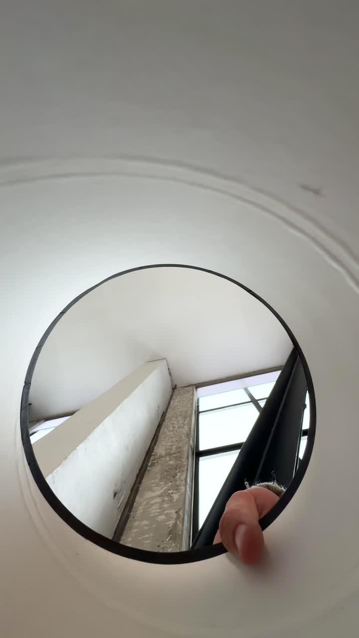 mirando a través de un círculo en una habitación