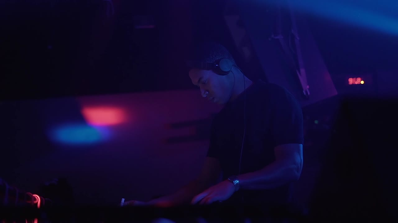DJ set in discoteca