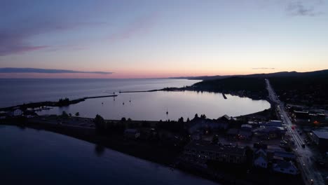 Toma-De-Drone-De-Una-Puesta-De-Sol-En-Grand-Marais,-Minnesota,-Mostrando-El-Gran-Puerto-De-Barcos