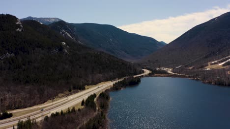 Drohnenaufnahme-Der-Gebirgspass-Autobahn-Mit-Versand-Und-Empfang-Mit-Alpensee-4k-30p