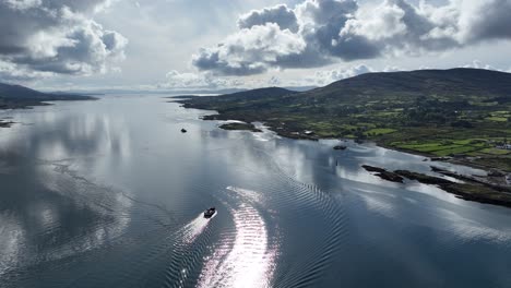 Drohnenlandschaft-Einer-Autofähre,-Die-Sich-Der-Bere-Island-In-West-Cork,-Irland,-Auf-Dem-Wild-Atlantic-Way-Nähert,-An-Einem-Perfekten,-Dramatischen-Sommermorgen