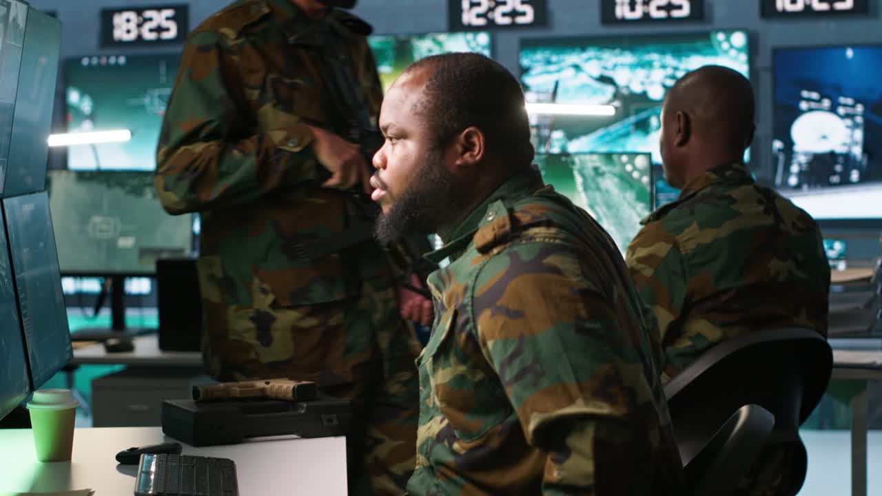 oficial llegando al trabajo en la base de operaciones, comenzando la evaluación del enemigo