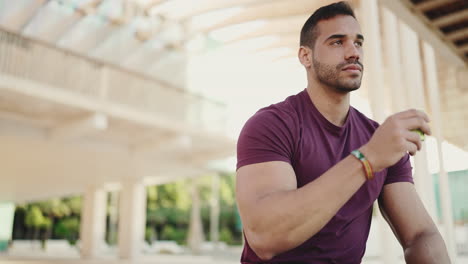 un joven bebiendo café para salir al aire libre.