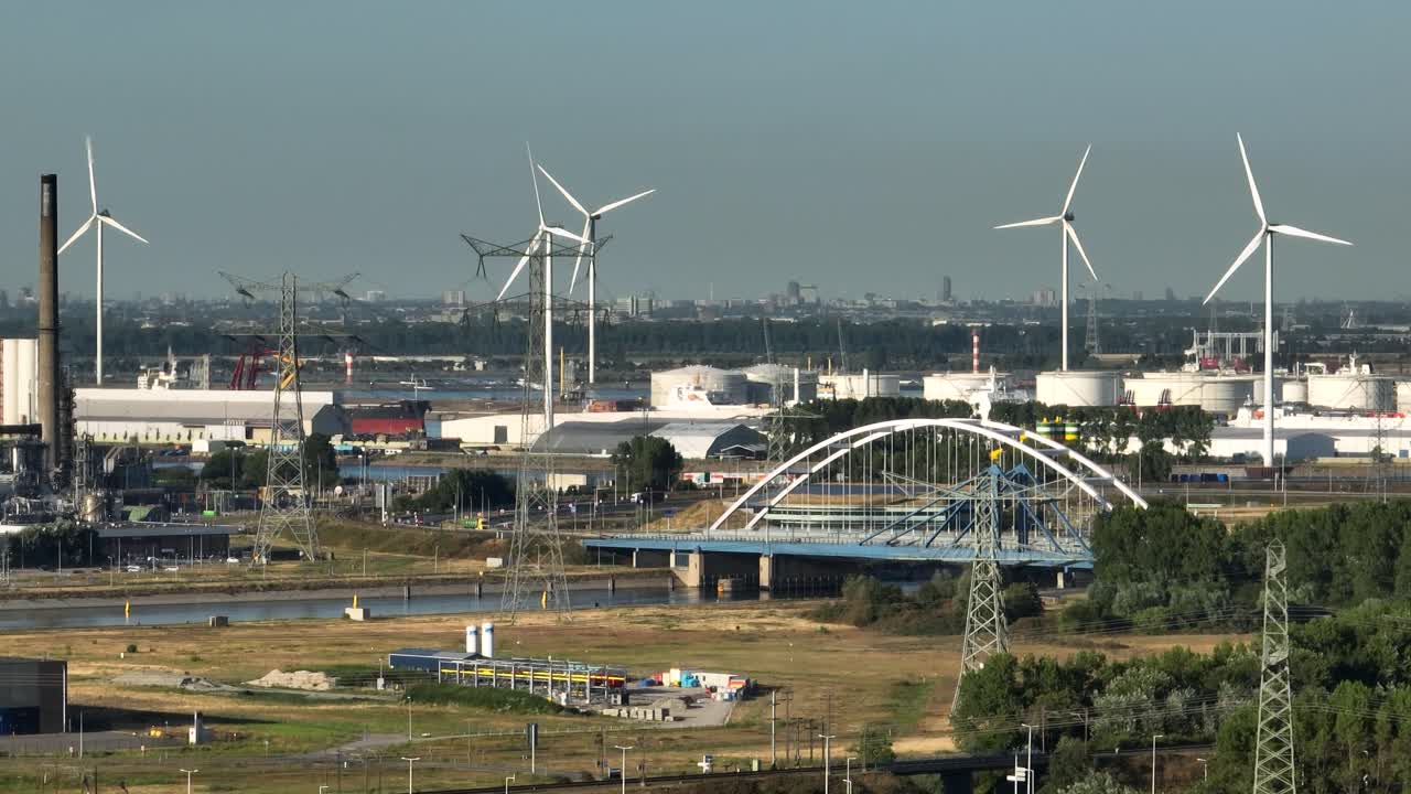 로테르담 항구와 회전하는 풍력 터빈을 가진 산업 건물의 공중 광경 - 로테르덤, 네덜란드