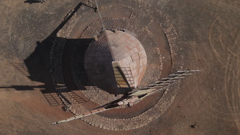 Toma-Aérea-Desde-Arriba-Del-Antiguo-Molino-De-Cereales-En-La-Isla-De-Fuerteventura