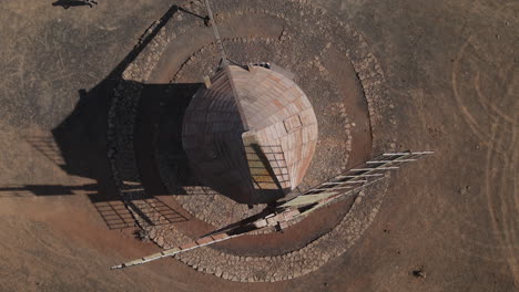 toma aérea desde arriba del antiguo molino de cereales en la isla de fuerteventura
