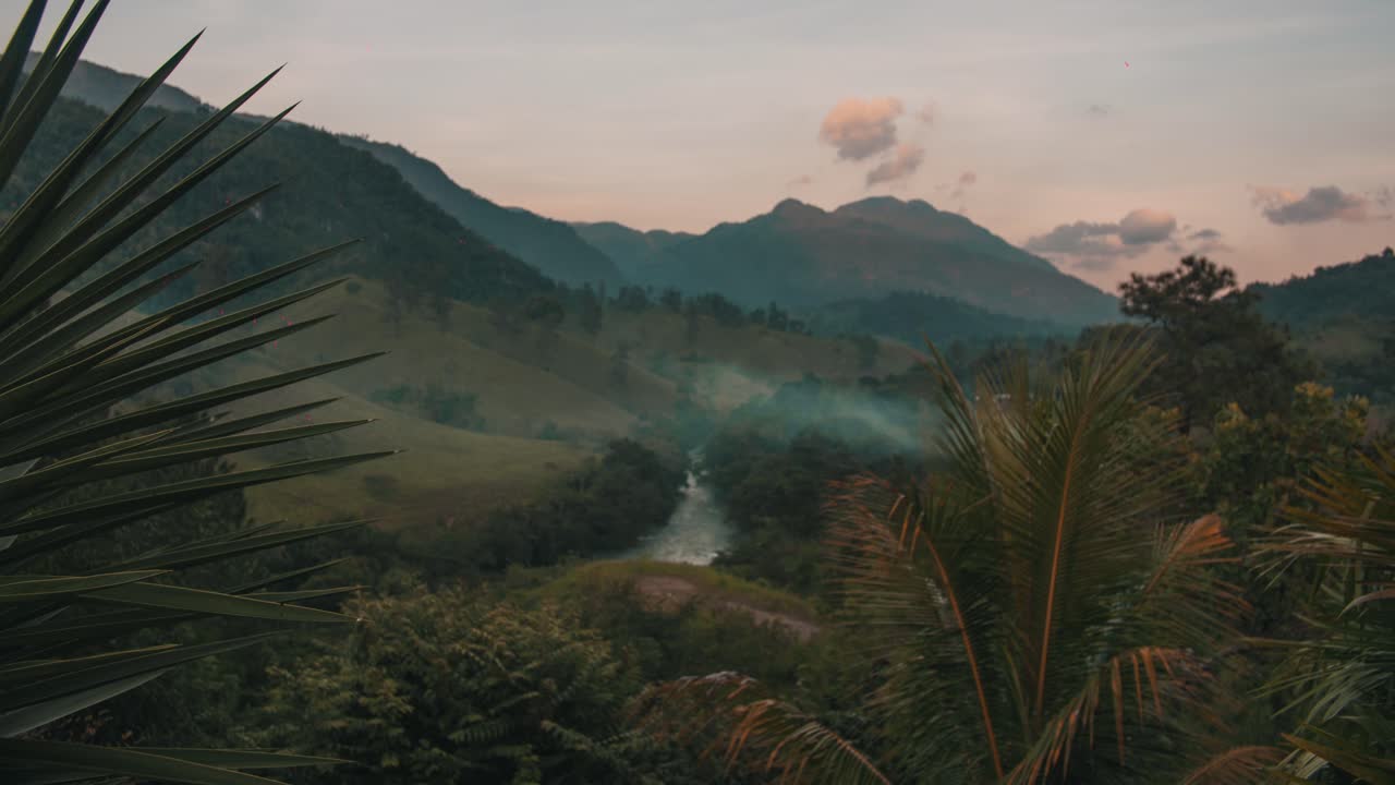 lapso de tiempo al atardecer de la naturaleza, las montañas, las plantas y un río en lanquin, semuc champey, guatemala