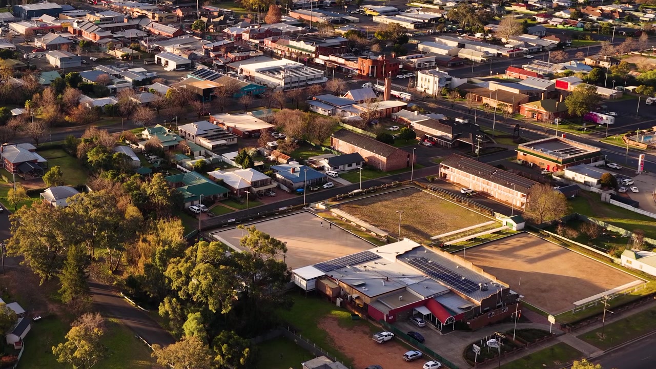 Ripresa aerea con drone di strade suburbane e architettura a Coonabarabran, NSW, Australia