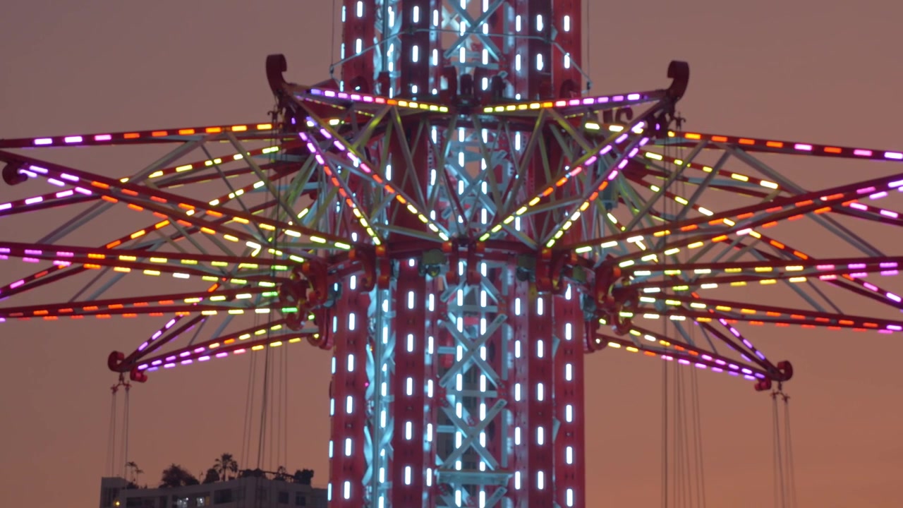 Close-up van de verlichte centrale spil van de Asiatique Skyflyer tegen de avondlucht langs de Chao Phraya-rivier in Bangkok, Thailand.