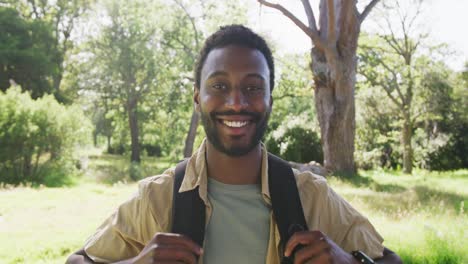 Retrato-De-Un-Hombre-Afroamericano-Feliz-Mirando-La-Cámara-En-El-Parque,-Cámara-Lenta