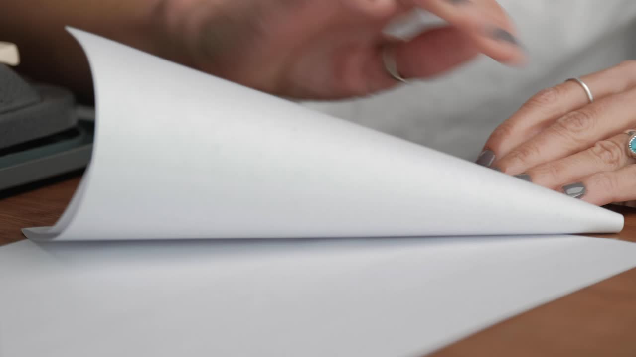 cerrar manos de mujer con esmalte de uñas gris letra tri-plegable