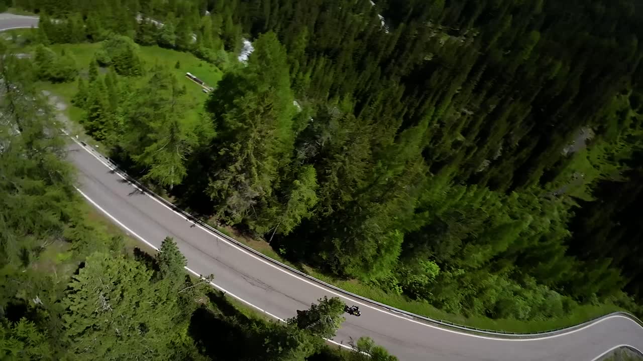 motociclista cabalga a la perfección a lo largo de una pintoresca carretera de montaña en austria