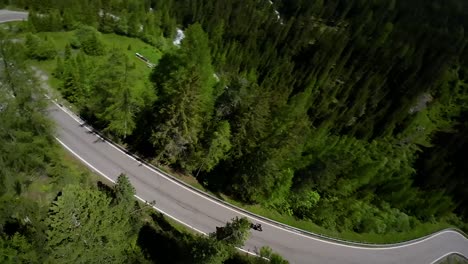 Un-Motociclista-Viaja-En-Perfecto-Estado-A-Lo-Largo-De-Una-Pintoresca-Carretera-De-Montaña-En-Austria