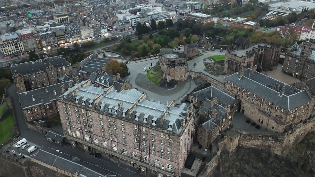 에딘버러 성 (edinburgh castle) 을 내려다보는 인상적인 드론, 해가 지는 동안 멀리서 아서 (arthur) 의 좌석을 볼 수 있습니다.