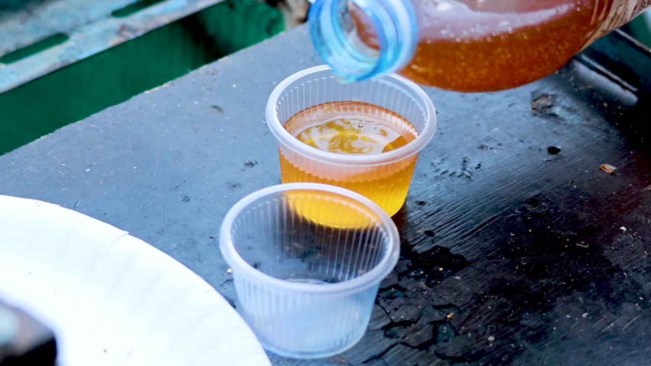 플라스틱 컵 에 담긴 달 한 칠리 소스