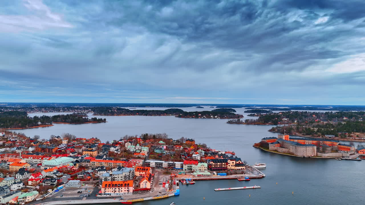 Suyun üzerinde yer alan güzel şehir manzarasının görüntüleri. Stockholm takımadalarının kapısı olarak bilinen Vaxholm üzerindeki gökyüzünü dramatik bulut manzarası kaplıyor.
