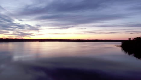 aéreo sobre un hermoso lago al atardecer