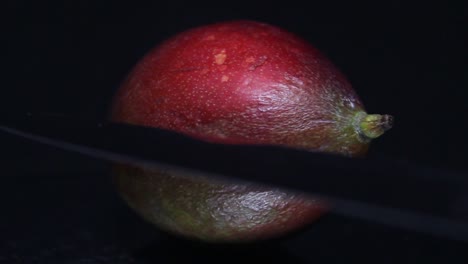 cuchillo y fruta de mango en la oscuridad-1