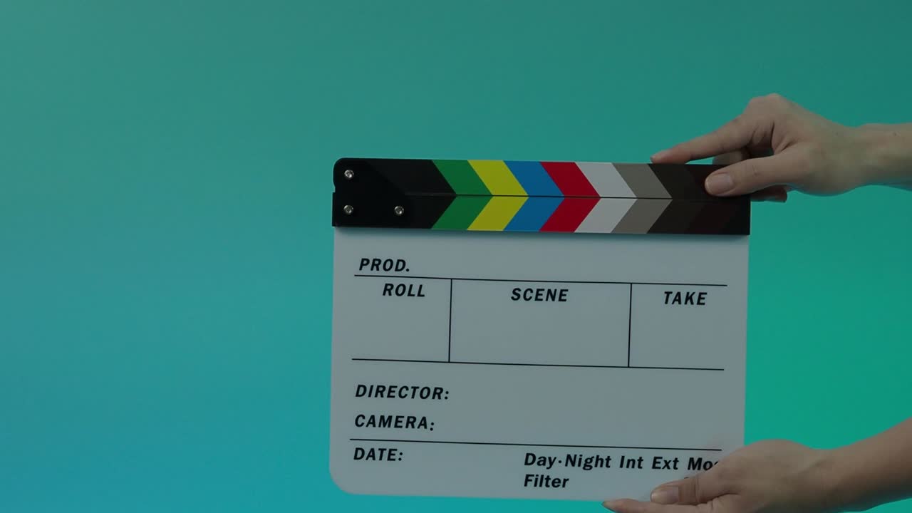 clapperboard golpeando. pizarra de película de película. cerrar la mano aplaudiendo pizarra de filmación vacía en fondo de color pantalla azul o verde. dentro y fuera de pizarra de películas cortando para producción de video. filmación o rodaje de películas.