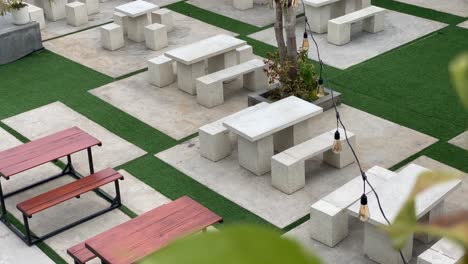 las imágenes muestran el concepto al aire libre de la cafetería, mesas y sillas de clientes, utilizando piedra y madera de estética moderna.