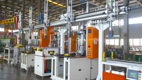 la maquinaria industrial eléctrica automatizada está apretando los cables de cobre dentro de la planta de fabricación de automóviles